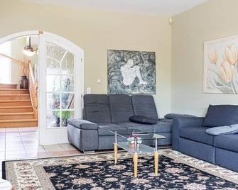 Exquisite Rooms in Shared Villa with Garden & Parking - Viena - Sala de estar