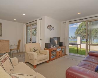 Tairua Waterfront Retreat - Tairua Apartment - Tairua - Wohnzimmer