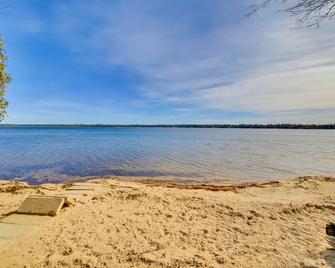 Newberry Vacation Rental w/ Muskallonge Lake Views - Newberry - Playa