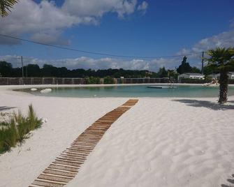 Mobil home 4 pers, on camping 4 stars, with lagoon, 7 km from Saumur. - Brain-sur-Allonnes - Playa