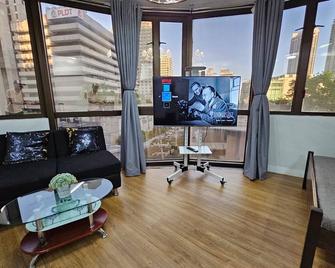 Cozy corner Across Greenbelt5. WiFi.Pool.Netflix - Makati