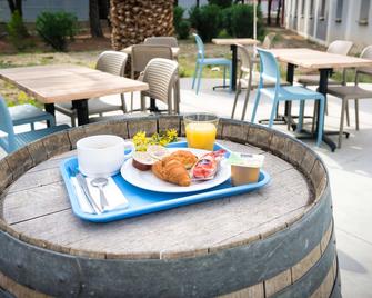 Kyriad Direct Perpignan Nord - Aéroport - Ривальт - Їдальня