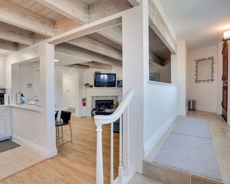 Newport Beach Vacation Rental Near Beach and Pier - Newport Beach - Kitchen