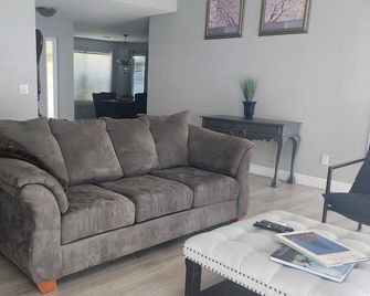 Modern Farmhouse style 3-bedroom house with EV charger/WiFi in welcoming Tulare - Tulare - Huiskamer