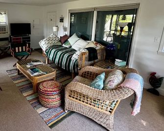 Marsh View Cottage in Arrowsic is a perfect nature getaway w/ nearby amenities - Arrowsic - Living room