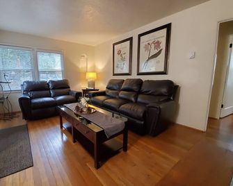 Mountain Bungalow, tall pines, deck, in town. - Dunsmuir - Sala de estar