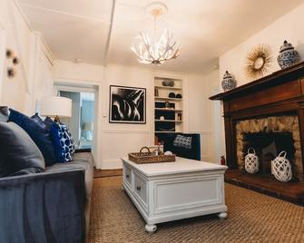 Historical Manor 2 bedroom Unit - Minutes from downtown Middleburg - Middleburg - Living room