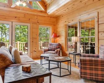 High Top Mountain Lodge By Carolina Morn - Black Mountain - Living room