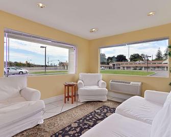 Rodeway Inn Stockton Highway 99 - Stockton - Living room