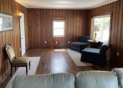 The Inn at Highland Lake, 1st Floor, waterfront yard with a boat dock - Winsted - Sala de estar