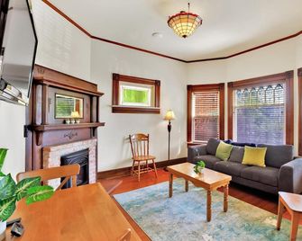 Beautifully Restored Downtown Victorian - San Diego - Wohnzimmer
