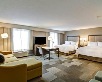 Hampton Inn & Suites by Hilton Saskatoon Airport - Saskatoon - Bedroom