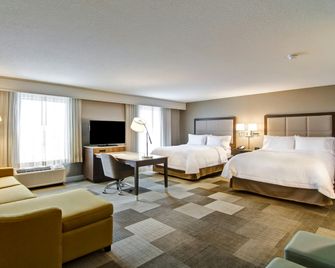 Hampton Inn & Suites by Hilton Saskatoon Airport - Saskatoon - Bedroom