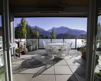 Mountain Serenity Meets Luxury - Squamish - Balcony
