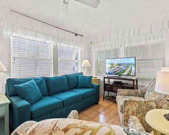 The Seashell Cottage by RedAwning - Anna Maria - Living room