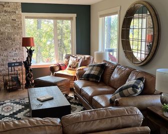 Canadian Rockies Mountainside Retreat 6 Bed - 4 Bath - Sleeps 10 Comfortably - Fairmont Hot Springs - Living room