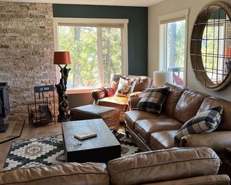Canadian Rockies Mountainside Retreat 6 Bed - 4 Bath - Sleeps 10 Comfortably - Fairmont Hot Springs - Soggiorno
