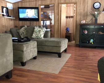 Muskoka, Big Chute - your sunny cottage destination - Port Severn - Living room