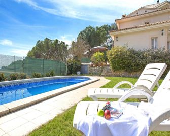 Villa in Spain near Cala Canyelles Beach - Lloret de Mar - Pool