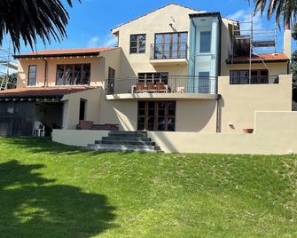Absolute Beachfront Escape - Swim, Dine, Relax in Style - Raumati Beach - Edificio