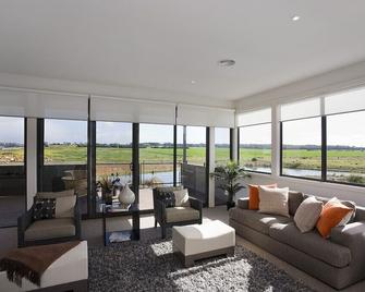 Beach & Golf Stays Torquay - Torquay - Living room
