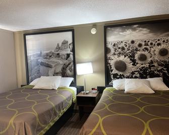 Super 8 by Wyndham Bismarck - Bismarck - Bedroom