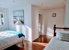 Sunny detached bungalow with private courtyard - Bishop's Stortford - Camera da letto