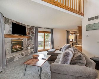 2bed 1 1/2 bath plus office with Futon, nice area of Saginaw! Sleep up to 6 ppl - Saginaw - Living room