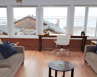 Steps away from Lover's Point Beach - Pacific Grove - Living room