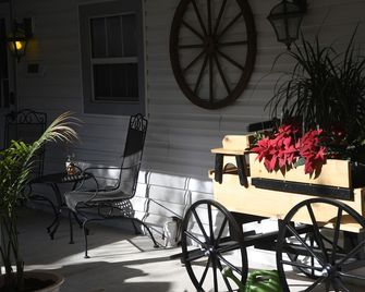 Newly Remodeled 1 Bedroom, 1 Bath Suite with Grill Close to the Villages - Fruitland Park - Patio