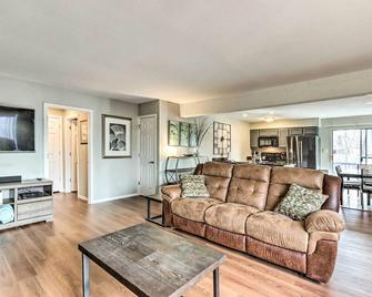 Lake of the Ozarks Abode Near Margaritaville - Osage Beach - Living room
