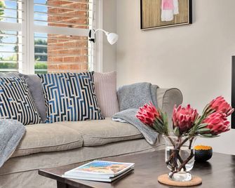 The Blue Cow: Your countryside escape for couples. - Robertson - Living room