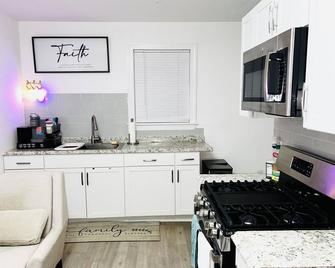 Lowell Entire Home Near Umass - Lowell - Kitchen