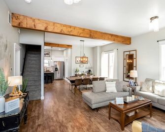The Rustic Rose - 4 Bedroom House W/ Hot Tub Near Downtown - Walla Walla - Living room