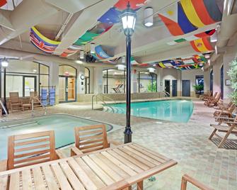 Holiday Inn & Suites North Vancouver - North Vancouver - Piscine