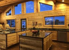 Eagle Nest - Modern log home with a panoramic view over mountains and river. - Dubois - Cuisine