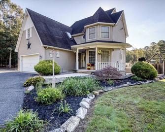 ClubDivot - A Modern Farm Style Home with Pool and Backyard Bar - Vineland - Будівля