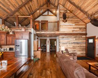 The Sylvan Cabin W/Small Lake - @millcreekcabinswi - Richland Center - Living room