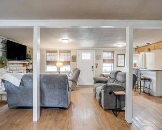 Spacious 4BR Lakehouse w/ Pool, Balcony & Huge Yard – Relax & Recharge! - Clifton - Sala de estar