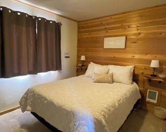 5 minutes from town, lots of space for pets to run, quiet and private! - Burns