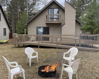 New Listing! Sleeps 10. Across From Upper Silver Lake - Mears - Patio