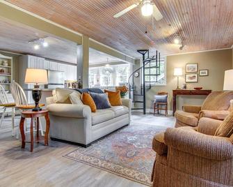 Black Mountain Cabin Apartment about 2 Mi to Downtown! - Black Mountain - Living room