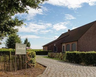 Peer Villa with Garden - Peer
