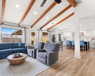 Modern Getaway - Near Golf & Casinos - Lake Charles - Living room