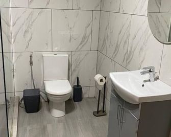 3 Bed Apartment Sleeps 6 - Parking Patio Wifi - Freetown