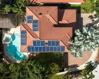 Private Paradise! Extra Clean - Homestead - Building