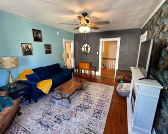 Blue Ridge Bliss-Historic Roanoke 2br Apt Near Carilion & Downtown-Pet Friendly - Roanoke - Living room