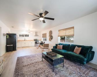 Central Ace High Bungalow - Paso Robles - Living room