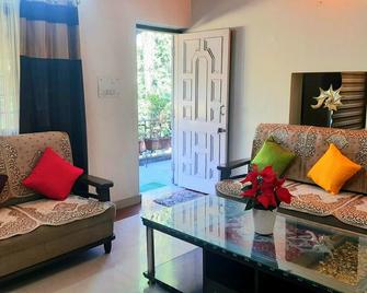Luxurious,Cozy two bedroom villa,couple & pet friendly,fastwifi,free parking. - Dehradun - Living room