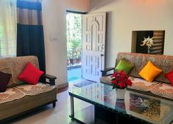 Luxurious,Cozy two bedroom villa,couple & pet friendly,fastwifi,free parking. - Dehradun - Olohuone